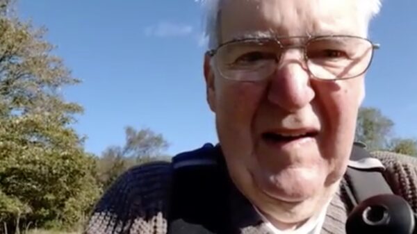 Opa de treinspotter maakt video van zijn lievelingsmodelletje