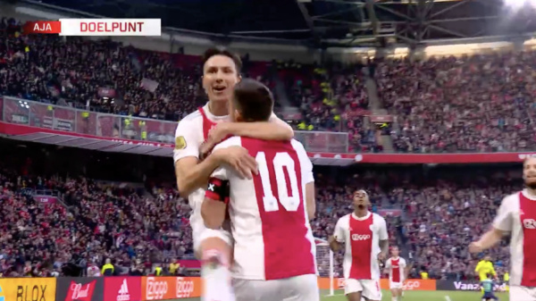 PSV krijgt met 5-0 om de oren van Ajax tijdens de eerste topper van de Eredivisie