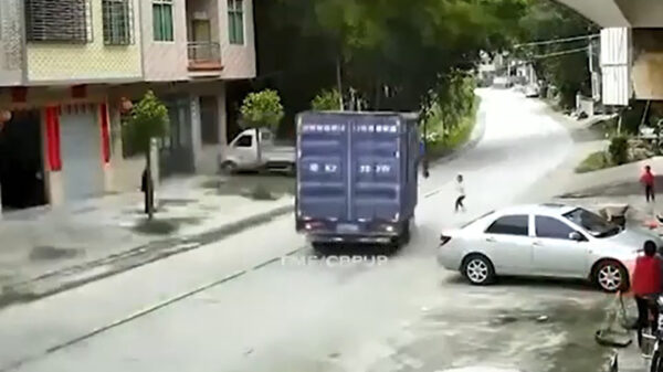 Te hard rijdende vrachtwagenchauffeur kan ternauwernood meisje ontwijken