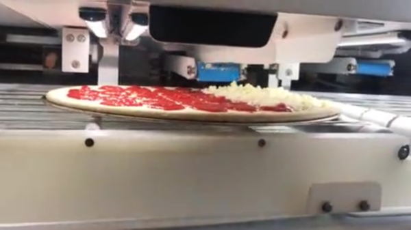 Ooit al eens een pizzamaakmachine aan het werk gezien?