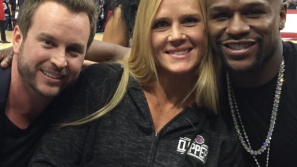 Floyd Mayweather weigert foto met fan omdat hij met gekleurde nagels rondloopt