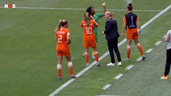 Also also. Speelster Kameroen slaat bidon uit handen van Merel van Dongen