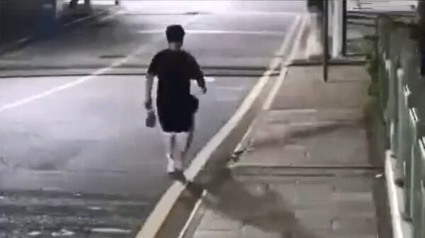 Basketballer maakt onbewust de trickshot van de dag