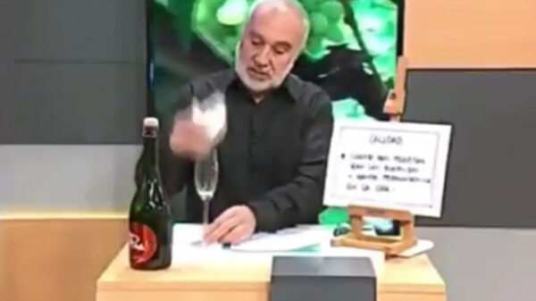 How not to netjes een fles Champagne openen