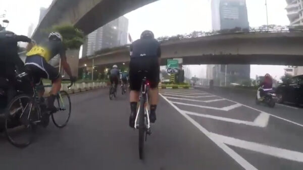Wielrenner wordt door scooterboefjes in volle vaart van zijn telefoon beroofd