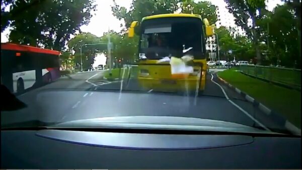 Voorruit van stadsbus houdt het voor gezien tijdens het remmen