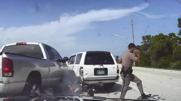 Politieagent kan nét op tijd wegspringen wanneer een pick-up op hem inrijdt