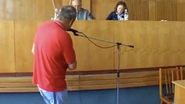 Oekraïense man zet zichzelf in de hens voor de ogen van de gemeenteraad