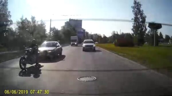 Oplettende motorrijder stopt netjes voor het zebrapad... wait for it