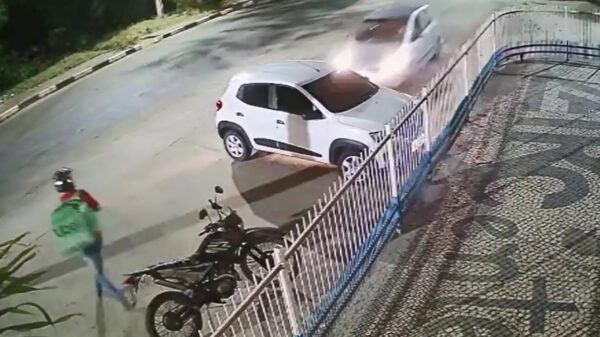 Dat worden koude pizza's: Uberbezorger moet auto ontwijken