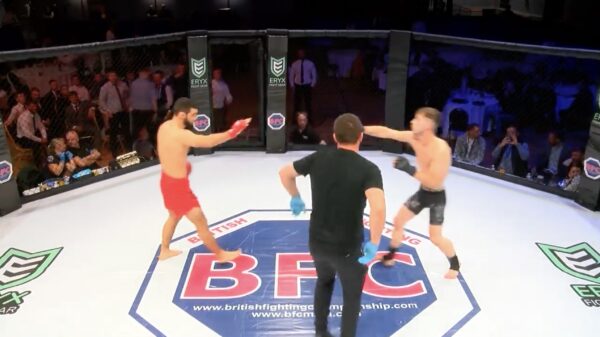 Bokser die tijdens 'handshake' een trap uitdeelt krijgt een portie karma van rechts