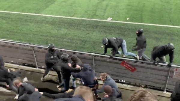 Politie mept misdragende fans het veld af tijdens derby tussen MVV en Roda JC, wedstrijd gestaakt