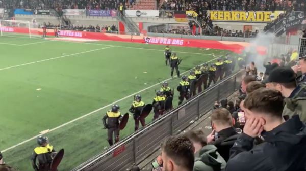 Politie mept misdragende fans het veld af tijdens derby tussen MVV en Roda JC, wedstrijd gestaakt