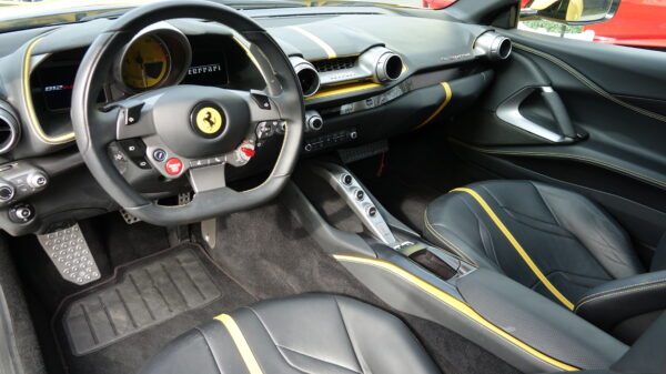 Raar: peperdure Ferrari crasht op A1 bij Naarden, bestuurder foetsie