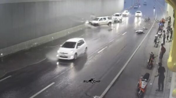 Aquaplanende auto neemt een heleboel schuilende motorrijders met zich mee