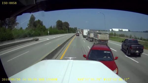 Als je tijdens het invoegen een enorme vrachtwagen over het hoofd ziet