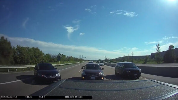 Idiote inhaal-debiel komt ineens vanuit het niets