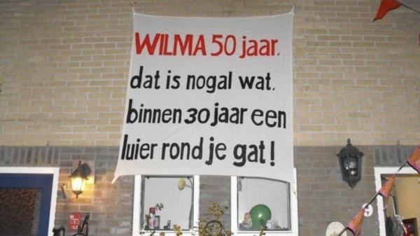 14 mensen die bij thuiskomst op een behoorlijk gênant spandoek werden getrakteerd