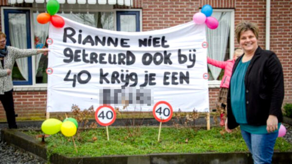 14 mensen die bij thuiskomst op een behoorlijk gênant spandoek werden getrakteerd