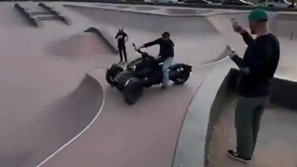 Zo'n gek skateboard blijkt nog behoorlijk moeilijk in bedwang te houden