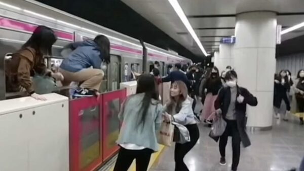 Bizar: man verkleed als The Joker steekt 17 mensen in Tokio neer en zet trein in brand