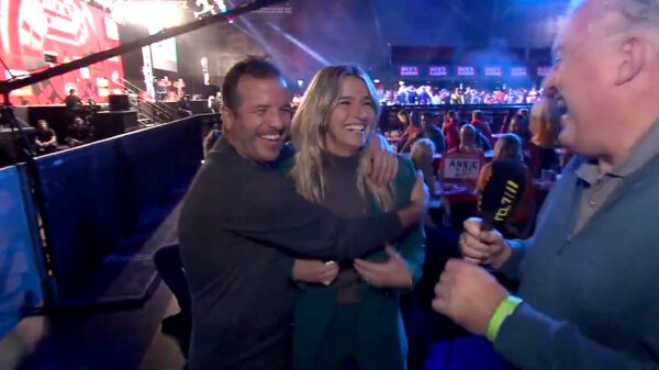 Heerlijk brakke Van der Vaart geniet met Estavana Polman van wat potjes darts