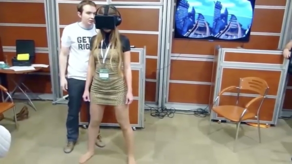 Virtuele achtbaan is iets te realistisch voor deze jongedame
