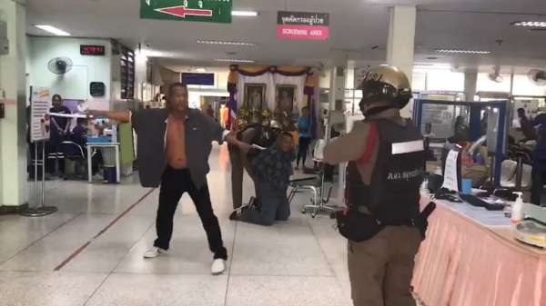 Thaise politieagenten overmeesteren met zwaard zwaaiende Zorro in ziekenhuis