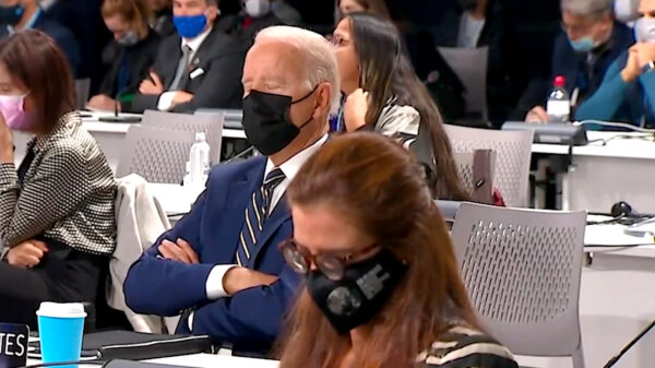 'Sleepy Joe' sukkelt weg tijdens de Global Climate Conference in Schotland