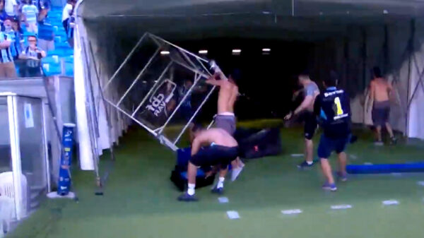 Woedende supporters van Gremio slopen hokje VAR na afgekeurde gelijkmaker in 86e minuut