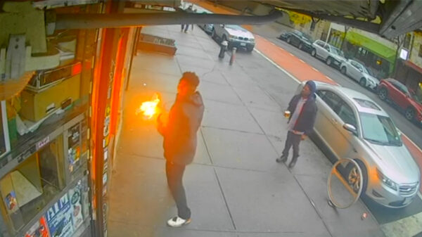 Ziek. Man knikkert molotovcocktail bij winkel in New York naar binnen