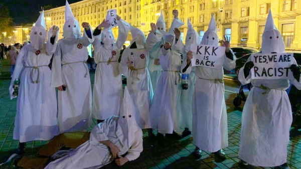 Geschifte Halloweenvierders uit Rusland gingen dit jaar verkleed als leden van de Ku Klux Klan