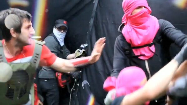 Agressieve Antifa-kneuzen krijgen een helmpje van eigen deeg