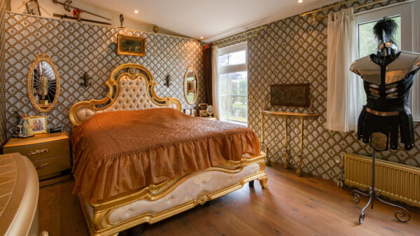 In de aanbieding: een freaky middeleeuws chalet vol harnassen en zwaarden voor slechts €500.000,-