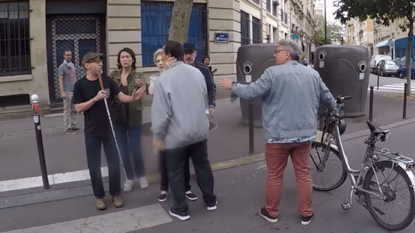 Franse totaalidioot gaat los op een blinde man en zijn begeleider
