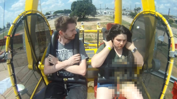 Vrouw wordt niet goed in misselijkmakende attractie en eet achterstevoren