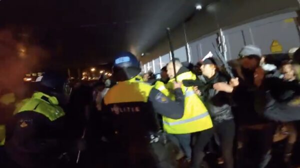 Rellen na persconferentie in Den Haag, de ME mept er flink op los