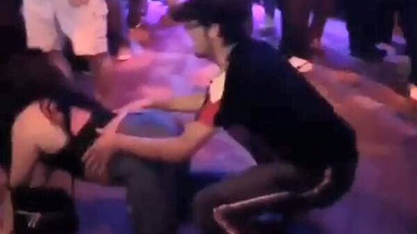 Gast 'danst' vriendin helemaal naar de godver