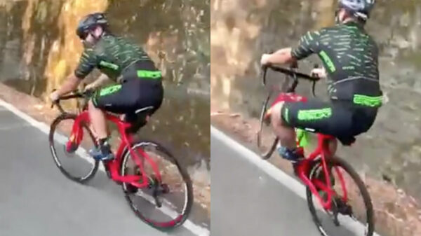 Wielrenner doet ff dikke wheelie en rijdt moeiteloos de berg op
