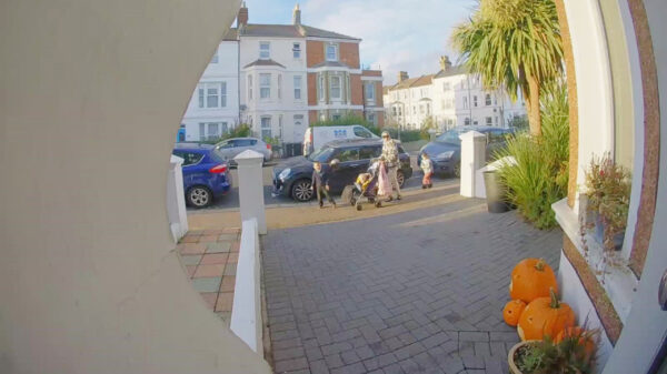 Genadeloze hit 'n run met deurbelcamera vastgelegd