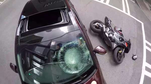 Motorrijder trapt uit frustratie dwars door voorruit van auto na knullig ongeluk