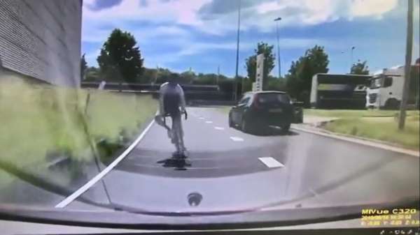 Idioot van een wielrenner besluit een stukje tegen het verkeer in te fietsen