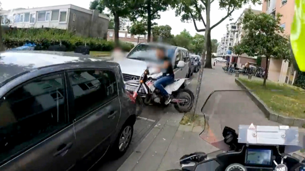 Agent zet achtervolging in op crossmotor die overlast veroorzaakt in Utrecht