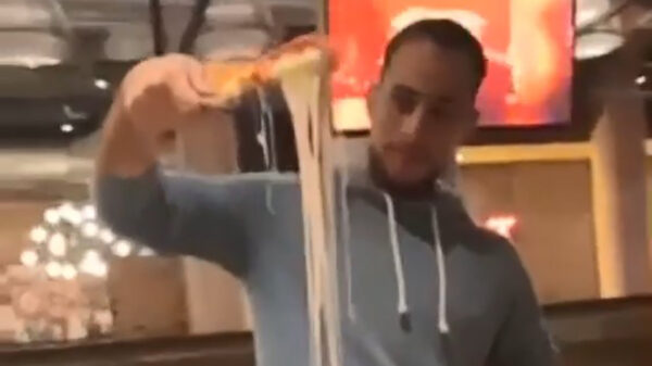 Mama zei nog zo: "Niet met je eten spelen"