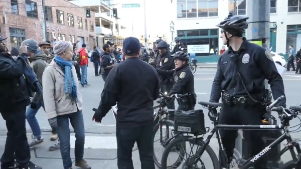 Overspannen politieagente peppersprayt willekeurige voorbijgangers de moeder
