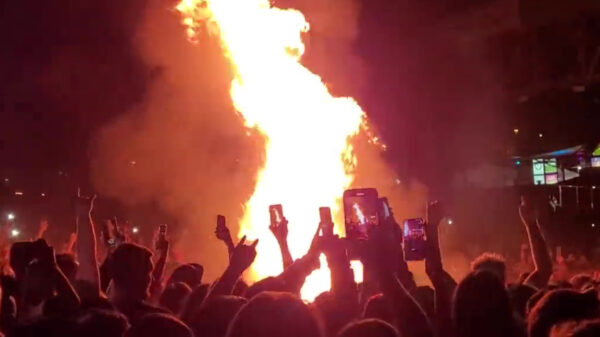 Slipknotfans besluiten tussen het publiek een gezellig fikkie te stoken