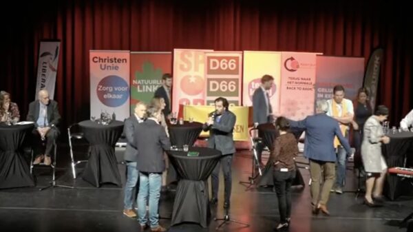 FVD-lijsttrekker Peter Verstegen bij lijsttrekkersdebat weggestuurd om QR-code