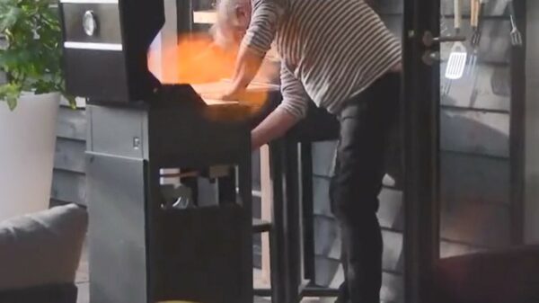 Ego van Hans uit Lang Leve de Liefde loopt een deukje op als hij de BBQ aansteekt