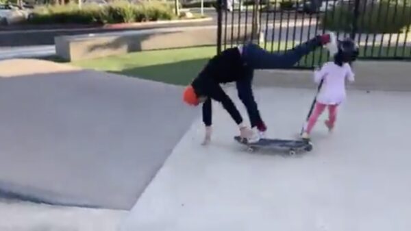 Jonge stepper wordt geschept door roekeloze skater