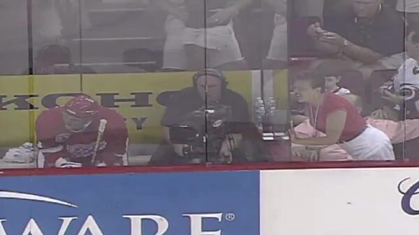 Kortpittige ijshockeymoeder wordt effe keihard op d'r plek gezet